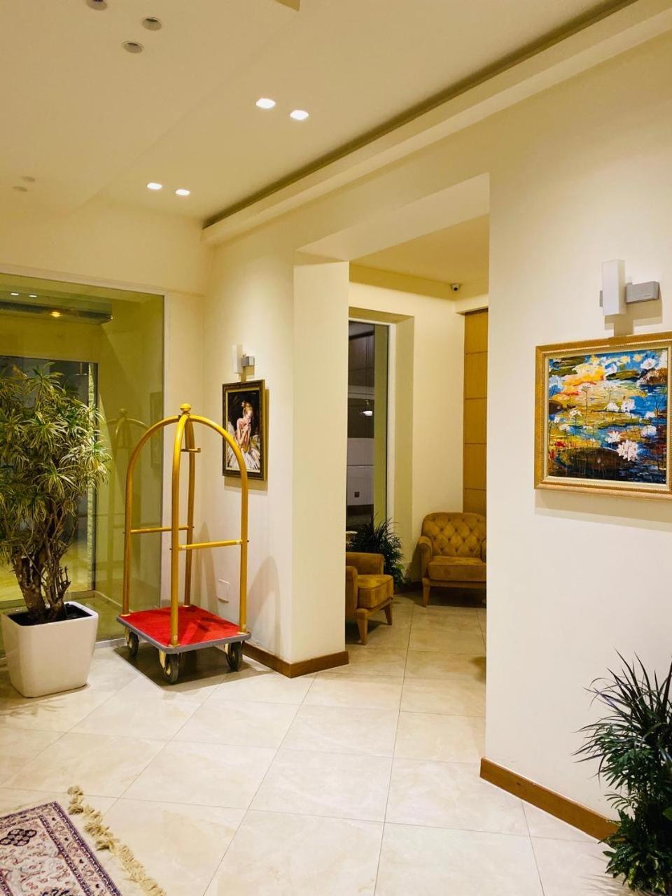 Hotel Grand White