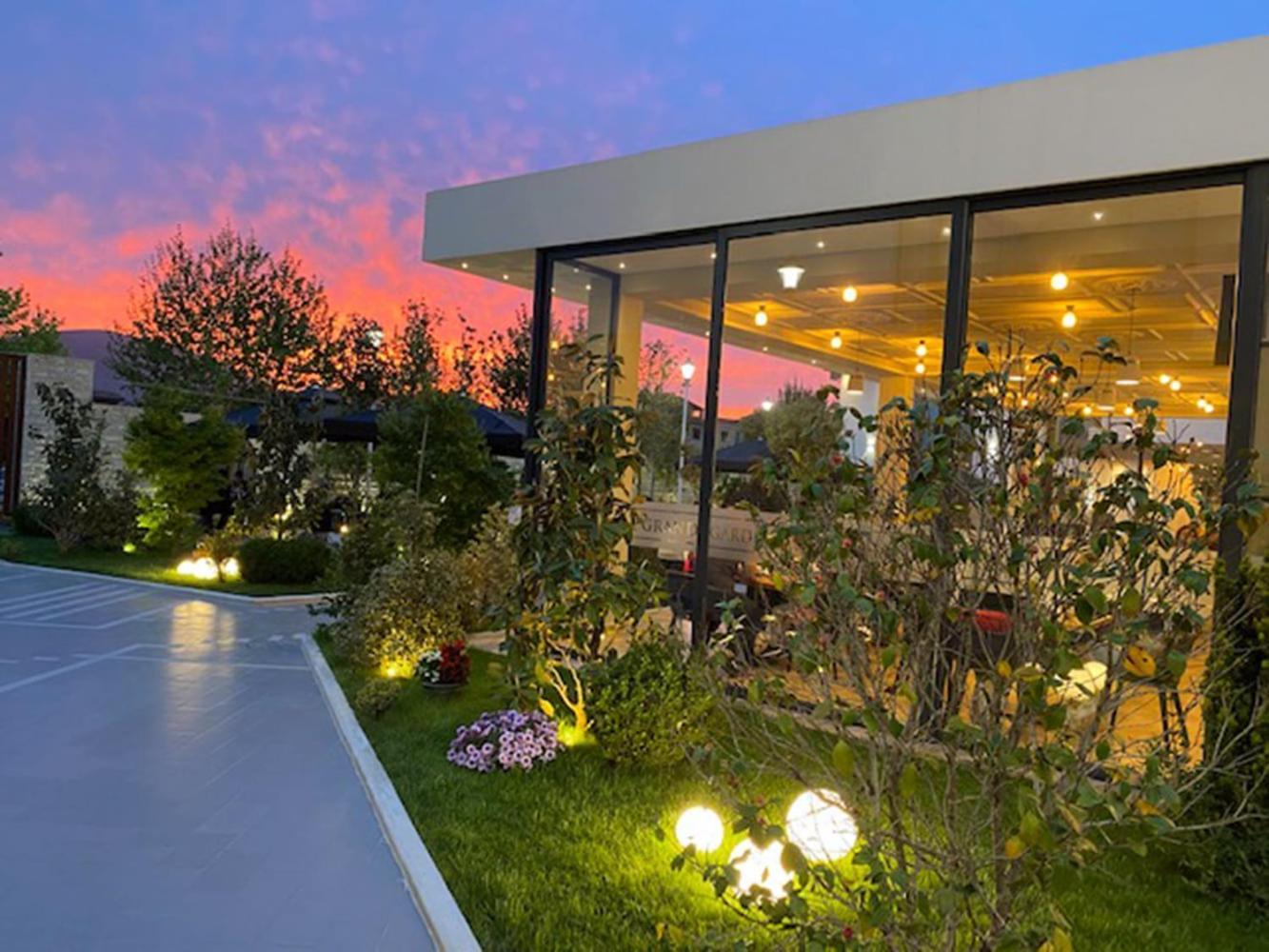 Hotel Grand White