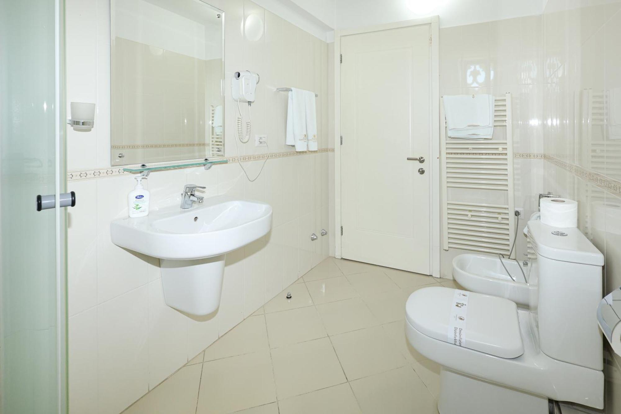 Grand White 4* Berat