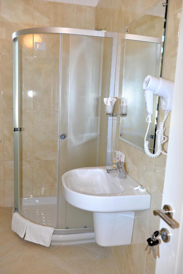 Hotel Grand White