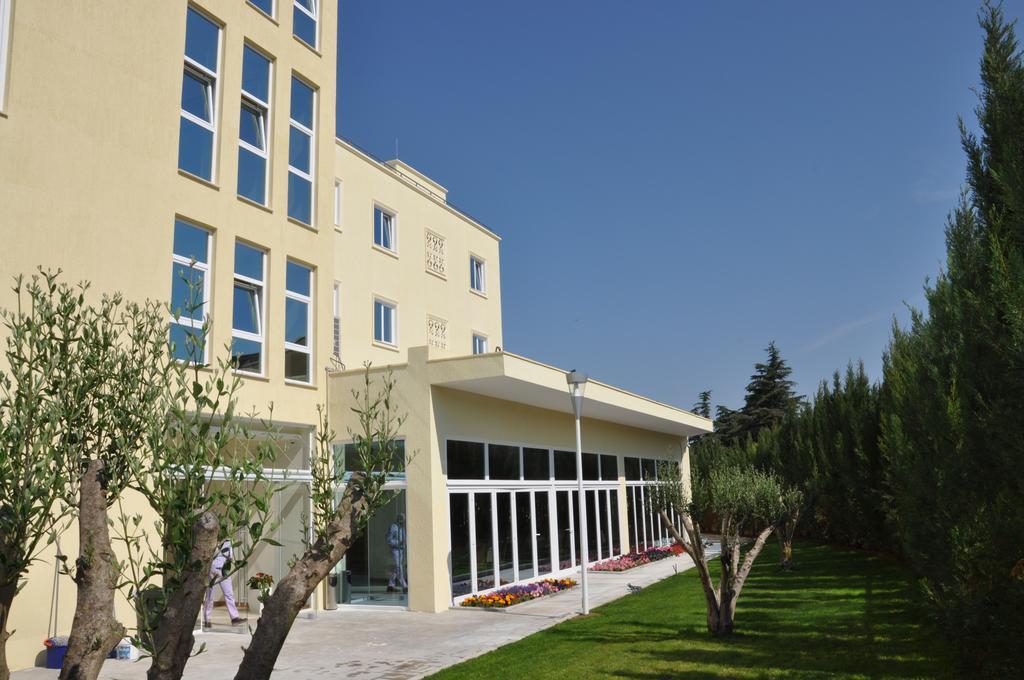 Hotel Grand White