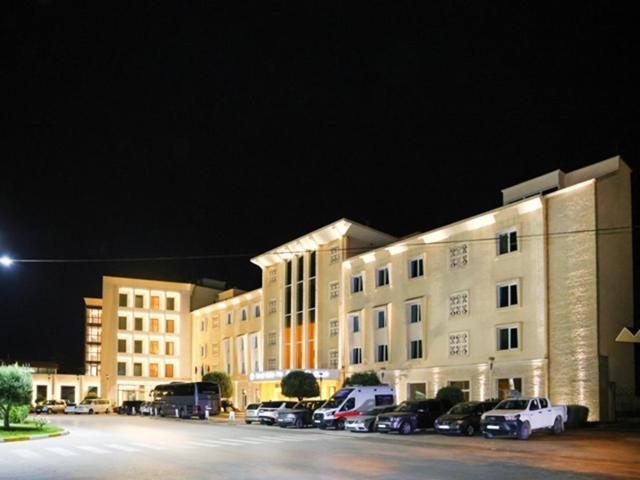 Grand White 4*