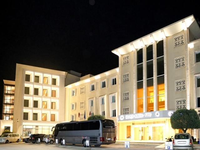 Hotel Grand White
