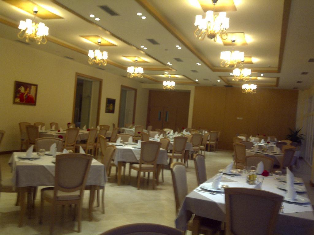Grand White Hotel